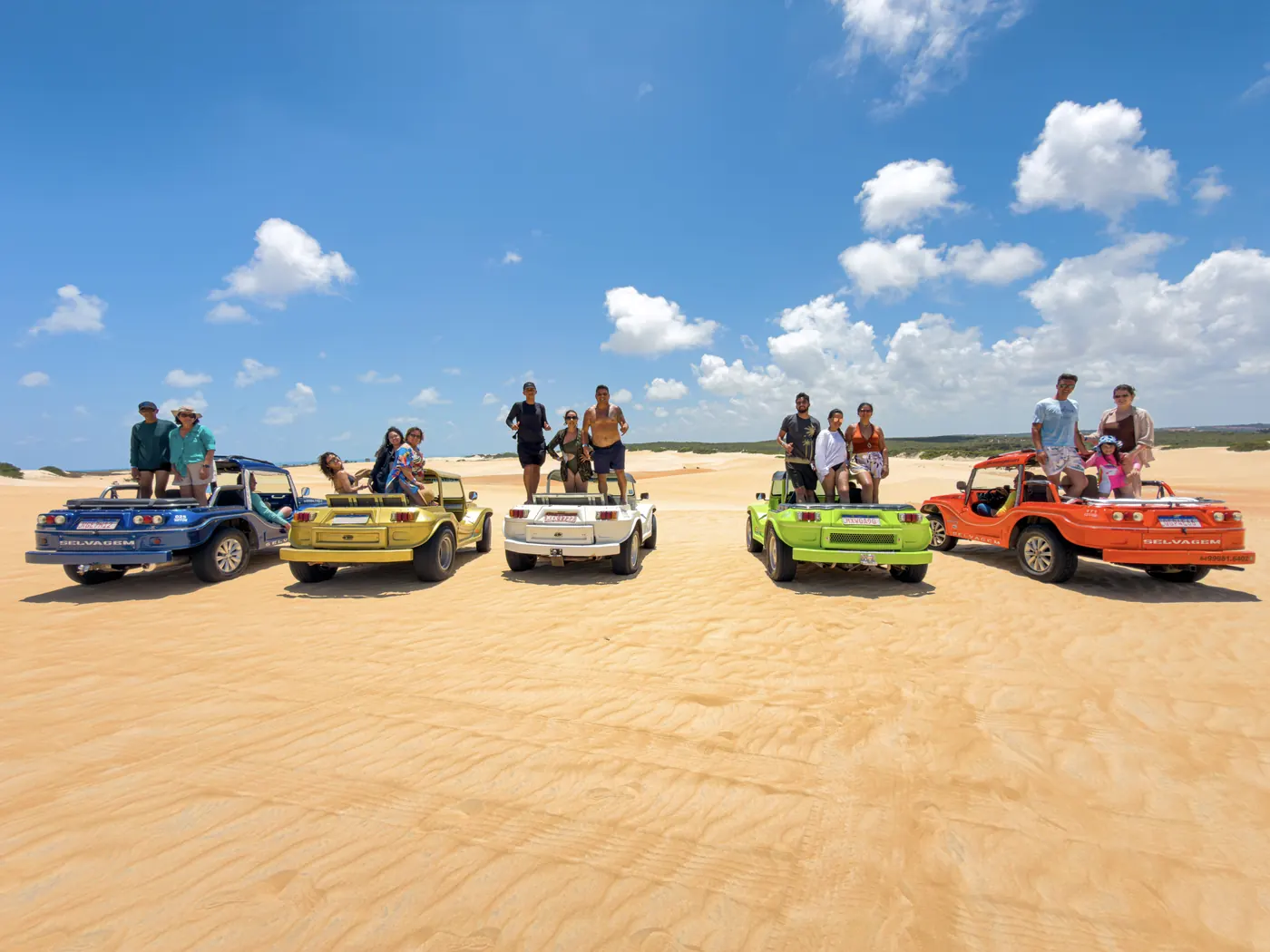 Buggies coloridos nas dunas do litoral norte