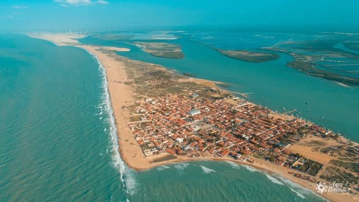 Vista aérea da península de Galinhos, entre o mar e o estuário, no Rio Grande do Norte