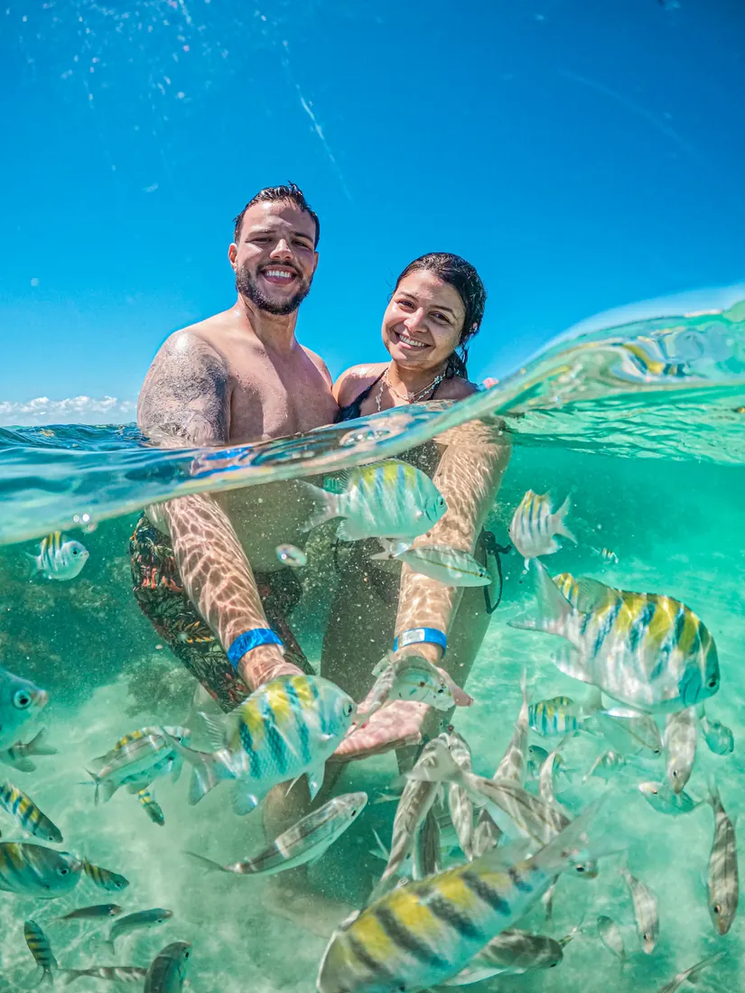 Casal aproveita piscinas naturais no litoral do Rio Grande do Norte