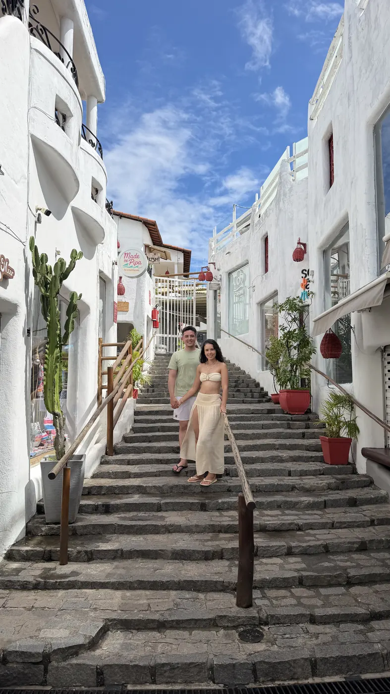Viajantes passeiam pelo centro de Pipa