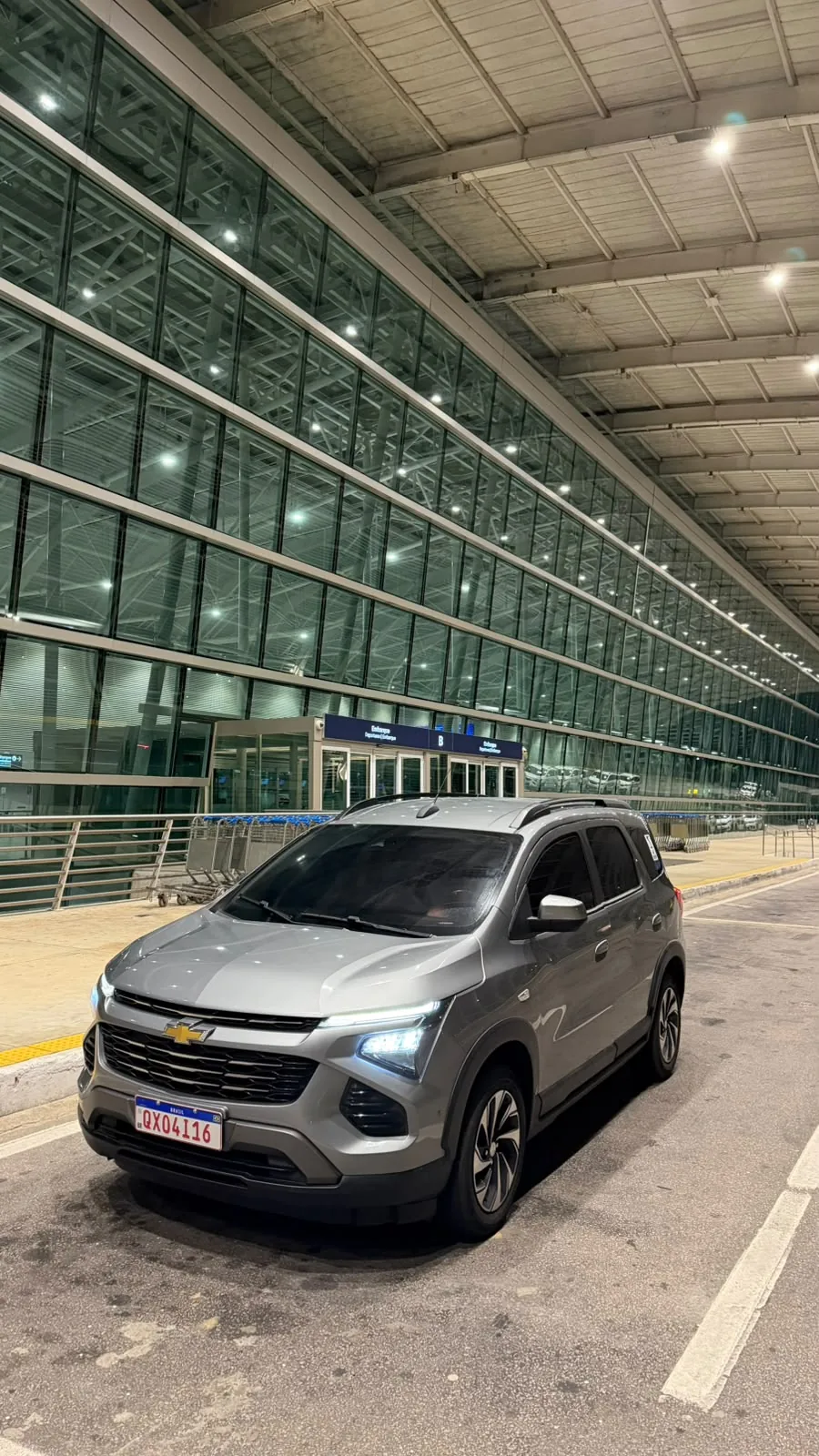 Veículo de transfer da AM Receptivo em frente ao aeroporto